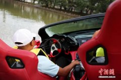 广东广州：“水上超跑”吸引游客体验